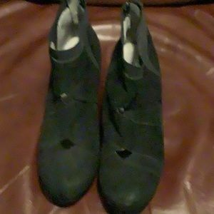 Jambu 8 1/2m suede and leather upper 4 1/2” shaft 3” heels 3/4” front platform